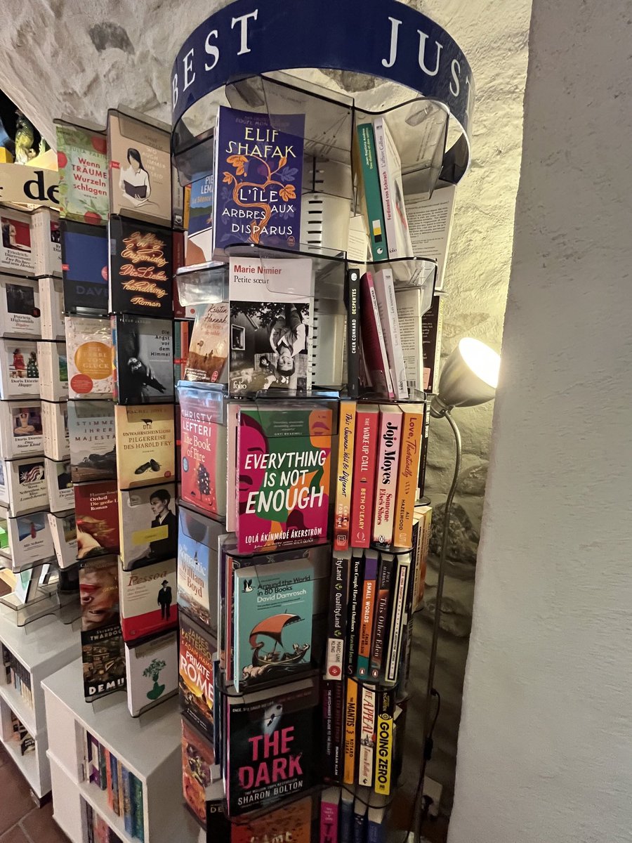 MumbaMusondam's tweet photo. I absolutely love to visit bookstores and libraries in new places. This weekend a visit to a bookstore in a remote Swiss village called Appenzell - I found the book by the amazing @LolaAkinmade #EverythingIsNotEnough ππΎπ€©ππ½ And a wander in beautiful Lucern - another amazing book by brilliant author @peterfrankopan - #EarthTransformed ππΎπ€©ππ½ππ½ππ½
Libraries in Hotels are even more amazing π€© #BooksMatter