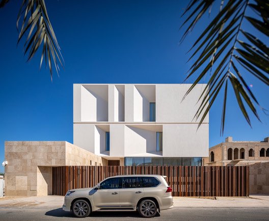 arcalojyan's tweet photo. تصميم معماري مميز لمنزل Reborn House في الكويت 

من أعمال المعماري المبدع عبدالعزيز الحميضي Alhumaidhi Architects

مشروع مميز, تناسق المواد مع البيئة المحيطة، وكذلك إطلالة بحرية تم استغلالها بشكل جميل  👏 https://t.co/bfe6w77y5k