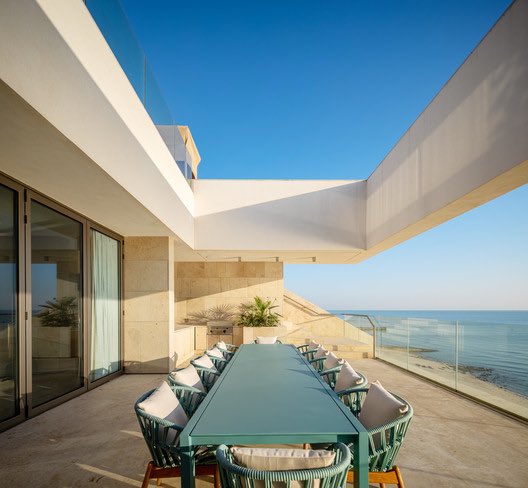 تصميم معماري مميز لمنزل Reborn House في الكويت 

من أعمال المعماري المبدع عبدالعزيز الحميضي Alhumaidhi Architects

مشروع مميز, تناسق المواد مع البيئة المحيطة، وكذلك إطلالة بحرية تم استغلالها بشكل جميل  👏