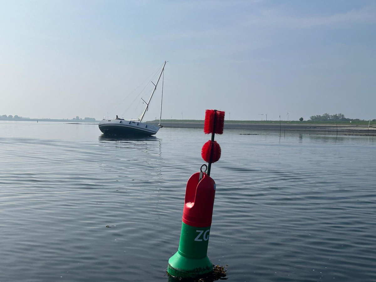 varendoejesamen's tweet image. Hier weer de #VDJS vaarvraag van de maand
Vaarvraag juli 2024. Het antwoord volgt over enkele dagen.
De vraag: 
Wordt het zeiljacht dat aan de grond ligt volgens het BPR beschouwd als een varend schip?
A- Ja
B- Nee