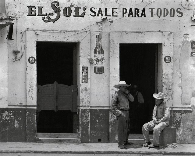 literlandweb1's tweet photo. "Sigo creyendo que el sol sale todos los días y que cada nuevo sol anuncia un día nuevo, un día que ayer fue futuro; sigo creyendo que hoy prometerá un mañana en el instante de cerrar una página, imprevisible antes, irrepetible después".
"Terra nostra", Carlos Fuentes https://t.co/LVASr3XINv