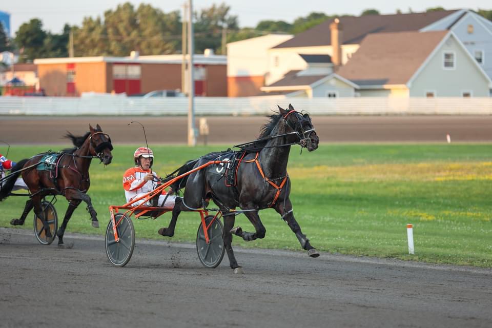 jscottmaclean's tweet photo. I’m Sir Scarlet made his first lifetime start a winning one last week @Red_Shores  Summerside. It’s  just like watching your kids playing sports when you see all the work pay off from a long winter. Good job Darryl! https://t.co/UjWju9It1w