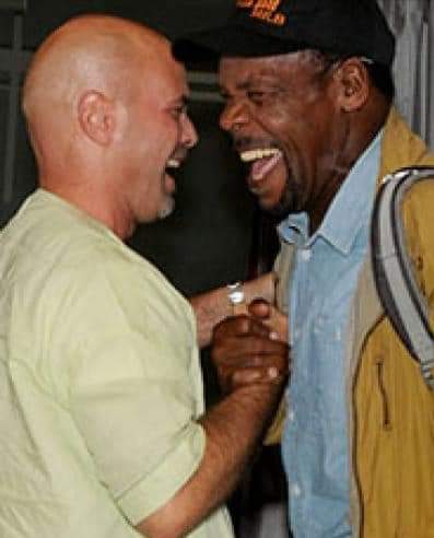 Hoy cumple años un gran amigo de #Cuba y de #LosCinco. Nunca olvidaré sus visitas a la prisión, y el total apoyo a nuestra causa, por lo que le estaremos siempre agradecidos. iFeliz Cumpleaños hermano #DannyGlover! <a href="/mrdannyglover/">Danny Glover</a> #CDRCuba