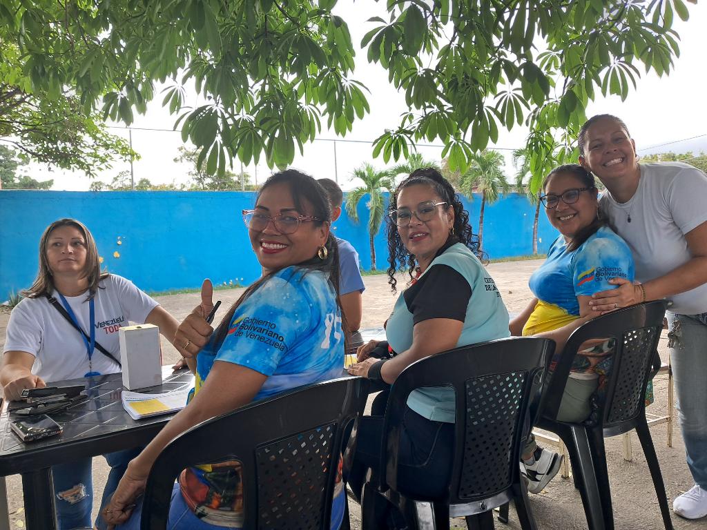 CdcePlaza's tweet photo. El CDCE PLAZA hizo entrega de un combo de alimentos a los Trabajadores de la Educación de Dependencia Nacional,  gracias al Presidente @NicolasMaduro, la Ministra @_LaAvanzadora y la Prof @rosabecerra3 @ZYSEGMIRANDA https://t.co/TyTfB8WL9w