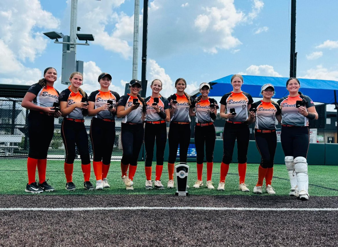 AlinaLogush11's tweet photo. This Weekend my team played in IA USSSA Nationals to tune up before Cali. We ended up in second place. This weekend I got my first home run of the season! https://t.co/B3tpFT0boY