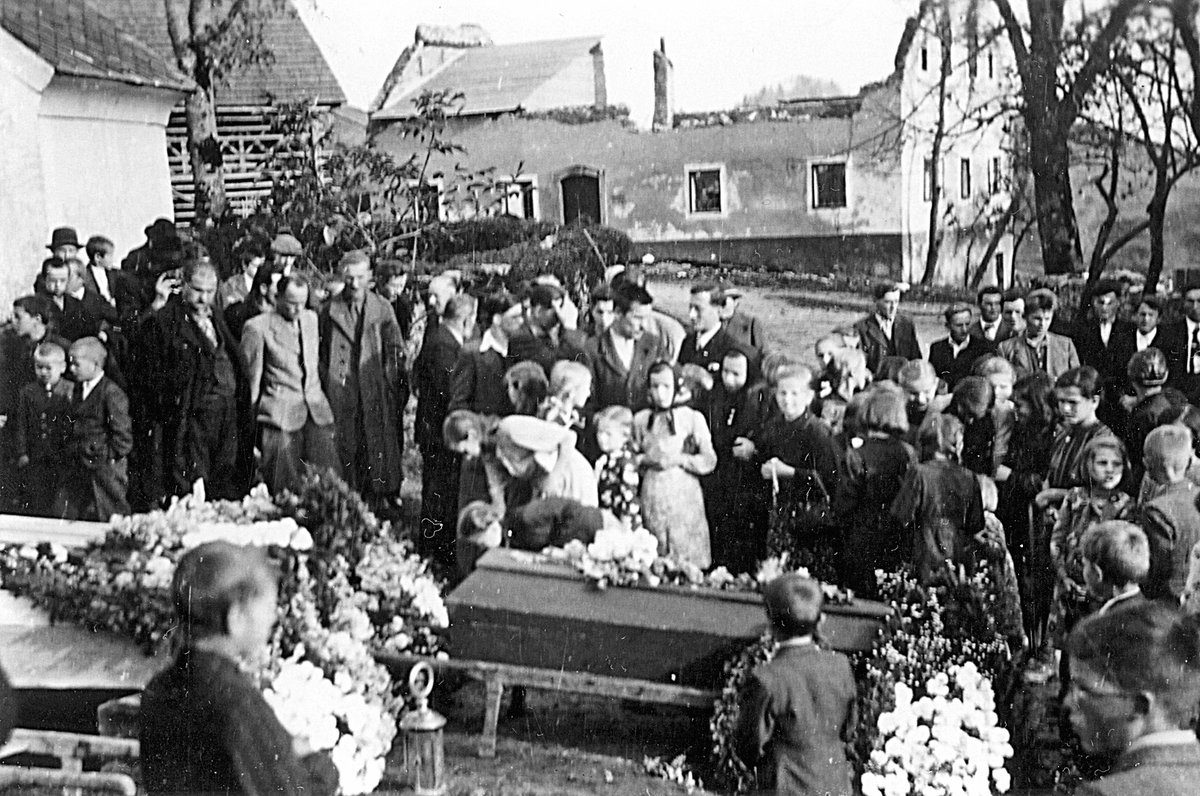 DrustvoHudajama's tweet photo. Šentjošt, pogreb Janeza Kogovška, zakoncev Šubic in Francke Kavčič, partizani so jih umorili v začetku avgusta 1942. Janez Kogovšek je za seboj pustil deset otrok, zakonca Šubic štiri. Zadaj partizansko uničenje. VIR: Janko Maček https://t.co/k2ZYzdZ0jx