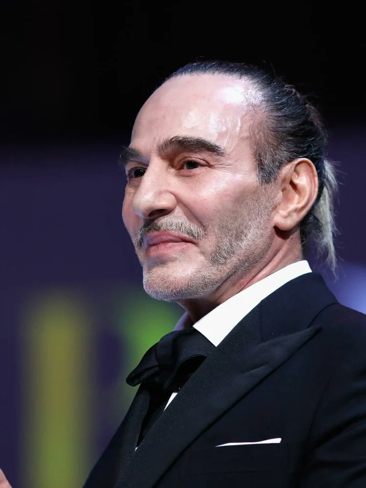 rebecamaccise's tweet photo. Es oficial. John Galliano dejará Maison Margiela este otoño. Decidió no renovar su contrato, tras 10 años como director creativo. Se rumora que podría irse a Fendi y reemplazar a Kim Jones. OMG!!! https://t.co/cbTLNVKIsb