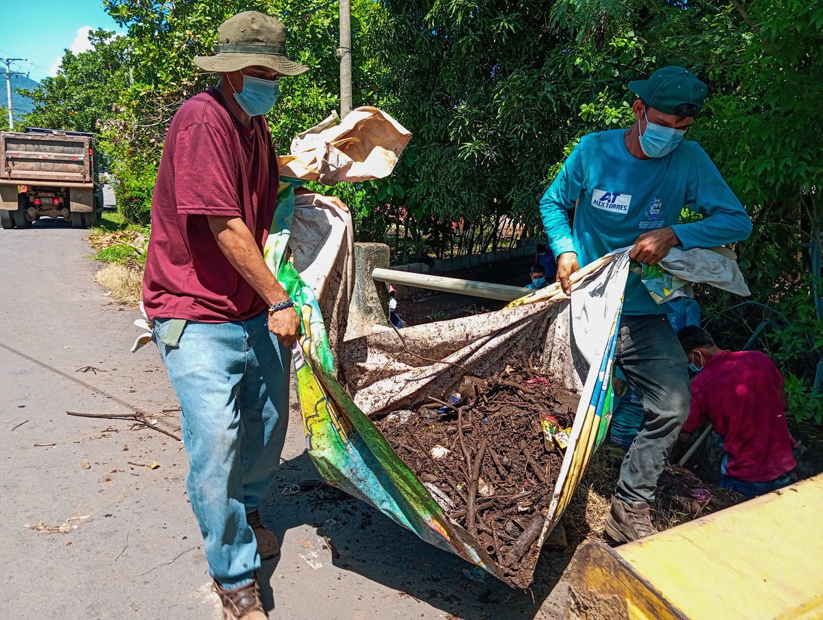 ALEXTORRES_SMC's tweet photo. Nuestro #PlanCastor está dedicado a la limpieza de quebradas en zonas vulnerables de San Miguel Centro.
▶️ Quebrada Los Torres del distrito de Quelepa.
Abordamos de manera efectiva la acumulación de basura, garantizando entornos seguros para las familias. https://t.co/qvlZUDaGFr