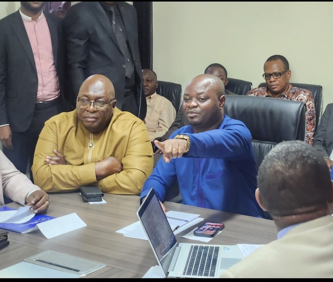 ErickEdiho's tweet image. #UNC KINSHASA :22/07/2024
Pour remettre tout à l&apos;ordre le général 5etoilles SG @BillyKambale1 à tenue une réunion purement stratégique avec quelques hauts cadres et cadres du parti dans son bureau privé. Bientôt la #restructuration.