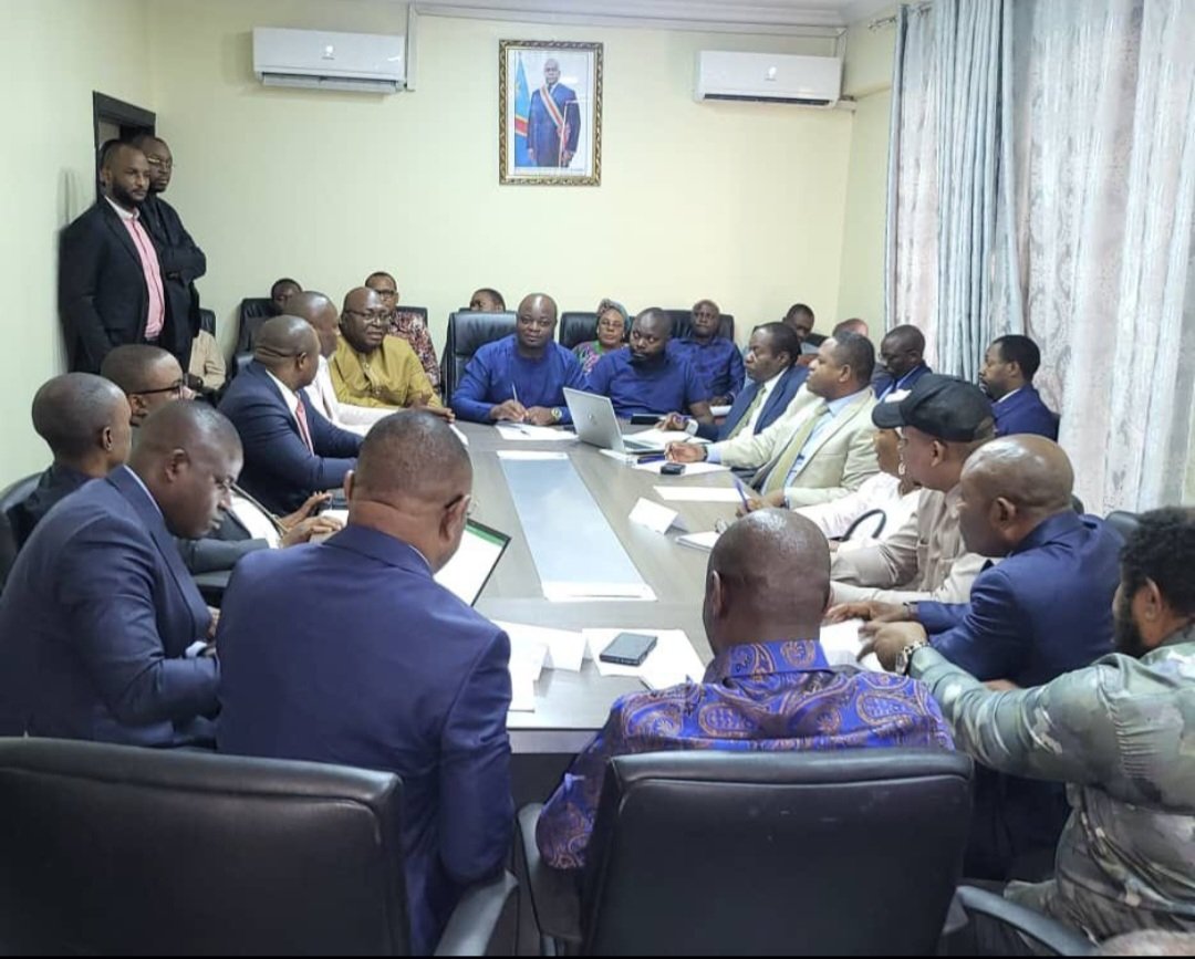 ErickEdiho's tweet image. #UNC KINSHASA :22/07/2024
Pour remettre tout à l&apos;ordre le général 5etoilles SG @BillyKambale1 à tenue une réunion purement stratégique avec quelques hauts cadres et cadres du parti dans son bureau privé. Bientôt la #restructuration.