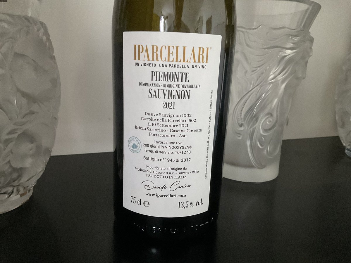 Amici #winelovers questa sera in Piemonte con Sauvignon IParcellari. Al naso piacevole intensità agrumata e note tropicali tipiche del vitigno. Sentori aromatici di elegante delicatezza Al palato si presenta pieno e godibile per freschezza e sapidità. Un finale lungo e appagante