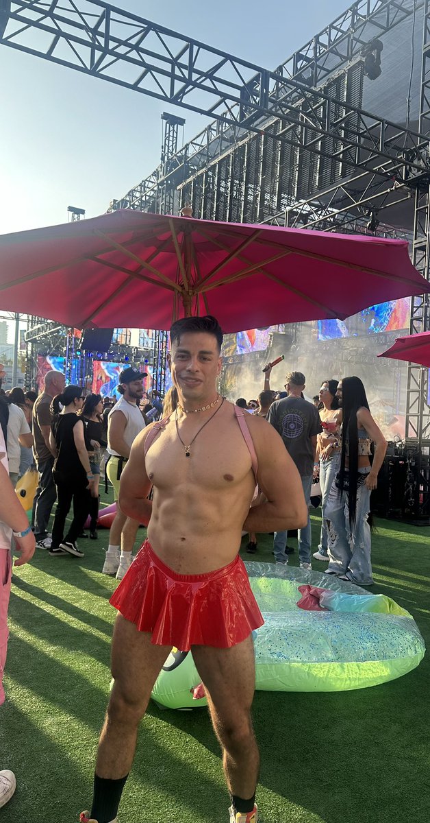 jaycub_andrew's tweet photo. I think boys like when I wear skirts https://t.co/y4vlyW4LT3
