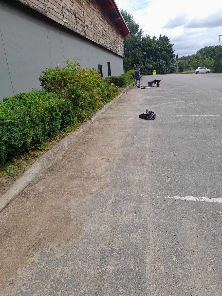 After a Sunday morning of hard graft the SMRE side of the car park and wall are ready for a good dose of the weedkiller supplied by our sponsor <a href="/GreenThumbLawns/">GreenThumb Lawn Treatment Service</a>