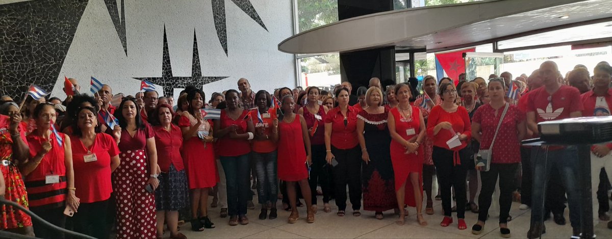 japortalmiranda's tweet photo. 🇨🇺 En la sede del @MINSAPCuba conmemoramos este lunes el 71 aniversario de la gesta heroica del 26 de Julio, cuando un grupo de jóvenes rebeldes tomó #LaHistoriaPorAsalto.

La #Cuba de hoy es hija de sus sueños y los trabajadores de la #Salud la seguiremos defendiendo. https://t.co/gnUcfDkr2U
