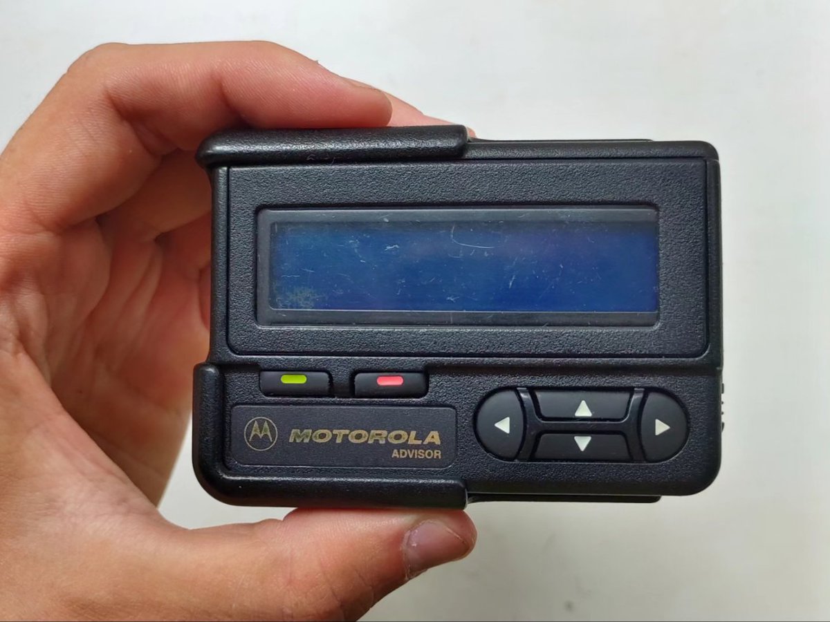 Fox9584's tweet photo. Ще один проєкт, який зробив з пейджера Motorola Advisor, на базі Arduino Nana. Повністю переробив нутрощі. Його можна прошивати, робити ігри для нього, або зробити щось типу Flipper. Пізніше додам датчики температури та вологи. Заряджається від USB- type-C.
#motorola
#microscheme https://t.co/r47Jhiu3wX