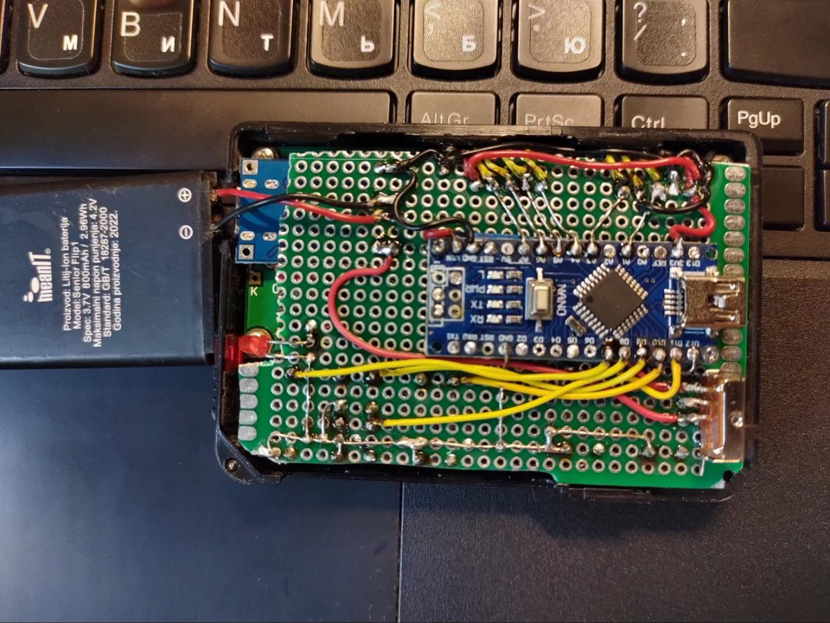 Fox9584's tweet photo. Ще один проєкт, який зробив з пейджера Motorola Advisor, на базі Arduino Nana. Повністю переробив нутрощі. Його можна прошивати, робити ігри для нього, або зробити щось типу Flipper. Пізніше додам датчики температури та вологи. Заряджається від USB- type-C.
#motorola
#microscheme https://t.co/r47Jhiu3wX