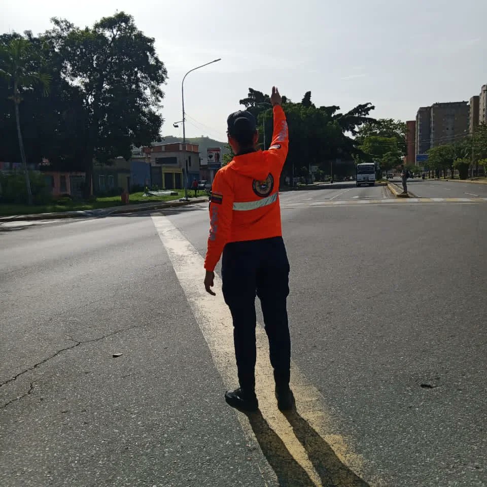 👮🏻‍♀️🚦Desde La av. José Casanova Godoy en el municipio Girardot, funcionarios de @transitocpnb_aragua pertenecientes a <a href="/cpnb/">Stichting CPNB</a>.transitoobelisco, se encuentran  implementando Control del Despeje del Tránsito para la prevención de accidentes🚦👮🏻‍♀️

 ¡Tránsito Contigo!

#GenteDePaz
