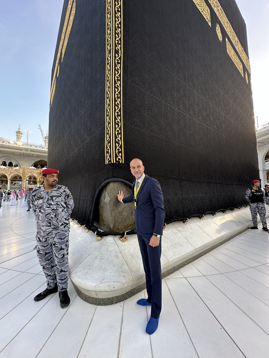 NEHAD___M's tweet photo. كان لي عظيم الشرف حضور  #غسل_الكعبة 🕋 و تمثيل 🇫🇷. جزيل الشكر لسلطات #المملكة_العربية_السعودية على هذه الدعوة. دخول الكعبة احساس لا نستطيع التعبير عنه. 
#الكعبة_المشرفة #غسل_الكعبة #غسل_الكعبة_المشرفة https://t.co/ZLLcaPH314