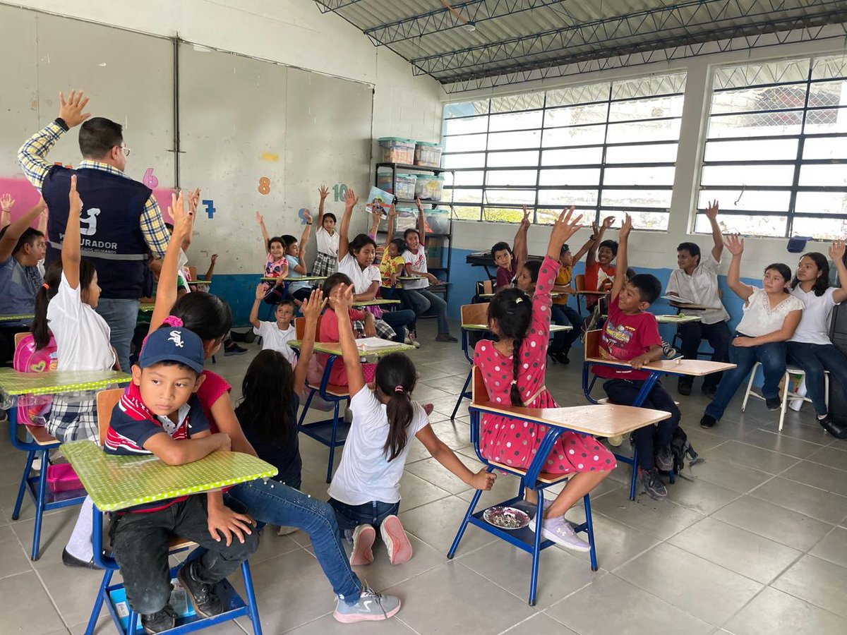 PDHgt's tweet photo. 📍#Esquipulas
🚐#PDHMóvil de #Chiquimula realizó conferencia “Introducción a #DDHH”, dirigida a estudiantes de #EORM del caserío #AguaBlanca de aldea #Atula del municipio, con el objetivo de sensibilizar acerca de sus #DDHH y como poder defenderlos.
https://t.co/HkkkeE3bL8 https://t.co/l8j0DGjA1x