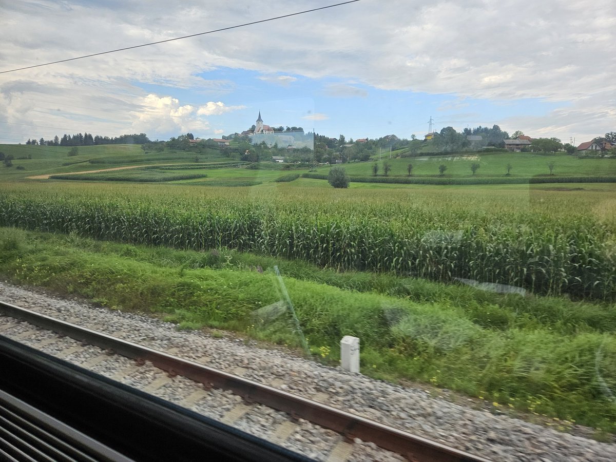 GarstenauerK's tweet photo. Slowenien ist ein lieblichen Land und schickt sein einziges @_DiningCar täglich mit @unsereOEBB nach Wien @slozeleznice #Bahnzeit #ifeelsLOVEnia https://t.co/d7QBWFcqWR
