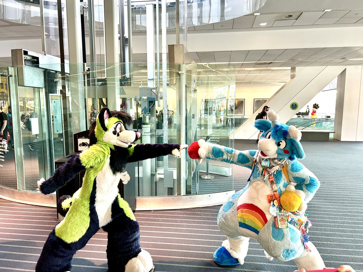 Target spotted! Hug incoming!

🧸🦒 @BlocksGiraffe 

#FursuitEveryday #Anthrocon2024 #furryfandom