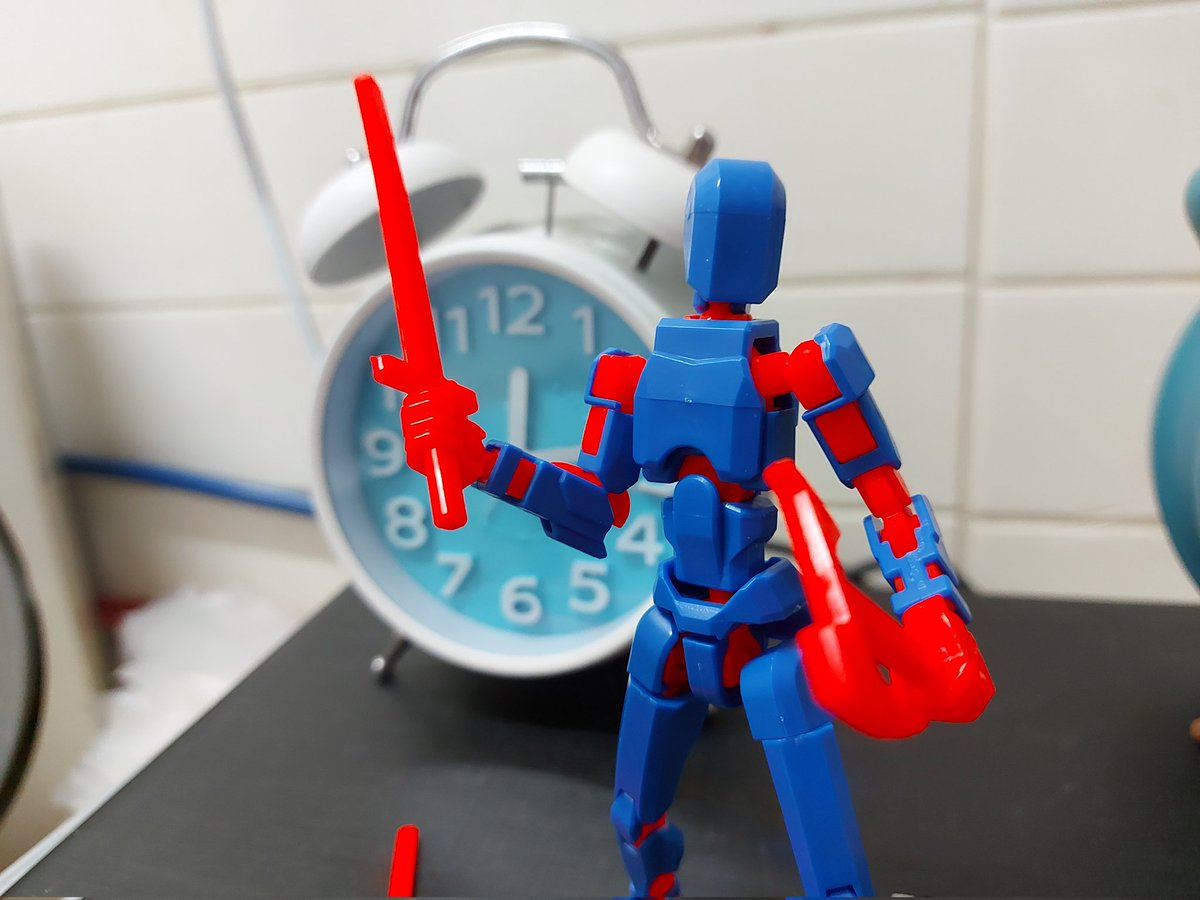 BroccoliTang's tweet image. 這個火柴人非常適合做靶機，在考慮再買五個還是十一個。