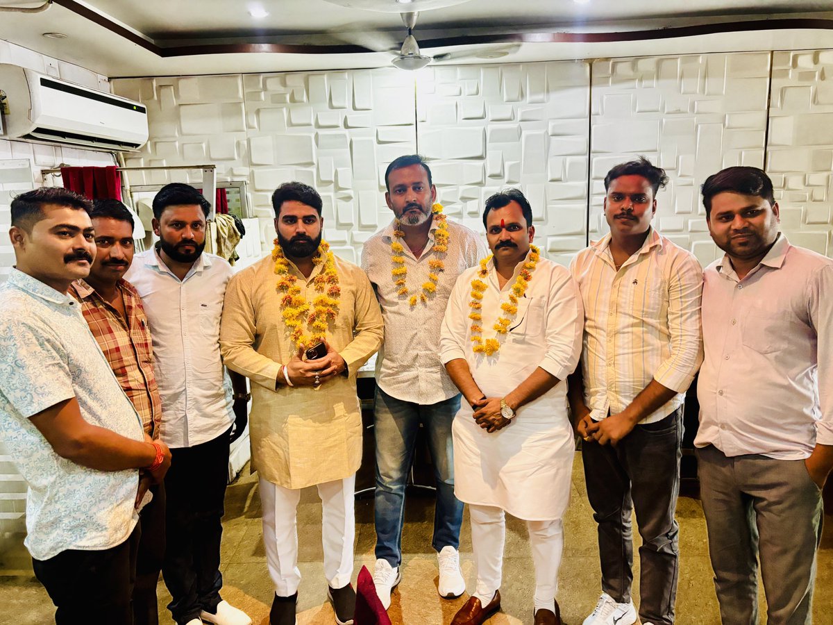 sc_ekta's tweet photo. ओबीसी एससी एसटी एकता महासभा के प्रदेश उपाध्यक्ष रोहित वर्मा जी टीकमगढ़ ज़िला अध्यक्ष गब्बर गोस जी (सरपंच)महासभा की टीम का बहुत बहुत आभार https://t.co/aHdnx2kMJg