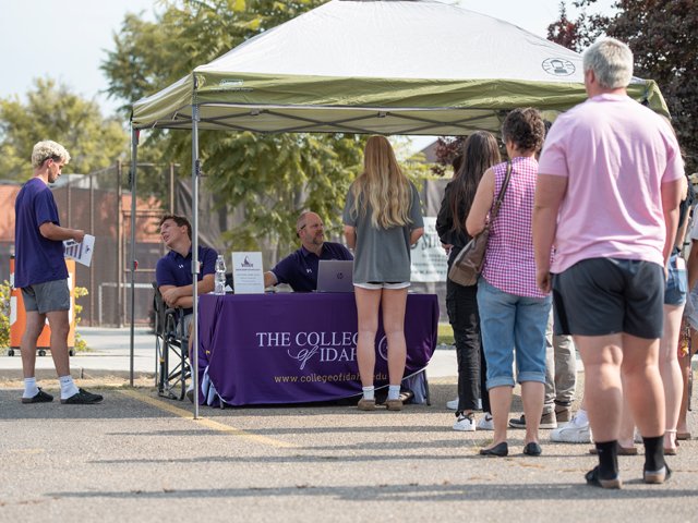 collegeofidaho's tweet image. Over 100 incoming freshmen visited us last week for Yote Jumpstart, a collaborative event between the Admissions and Student Involvement departments. It brings new members of the #YoteFam early to get student ID cards, meet academic advisors, and more. #CloseKnitFamily #Jumpstart
