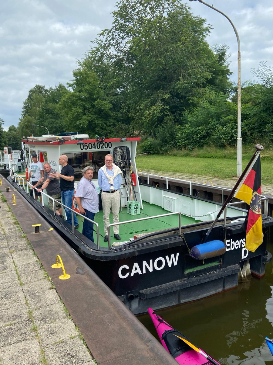 gdws_wsv_presse's tweet image. Eric Oehlmann zu Besuch auf der #MüritzHavelWasserstraße: Heute hat der Leiter der #GDWS das #WSAOderHavel besucht.
Auf der Müritz-Havel-Wasserstraße startete er im Außenbezirk #Canow auf dem gleichnamigen Arbeitsboot Typ #Spatz zu einer Fahrt Richtung Müritz. #WSV