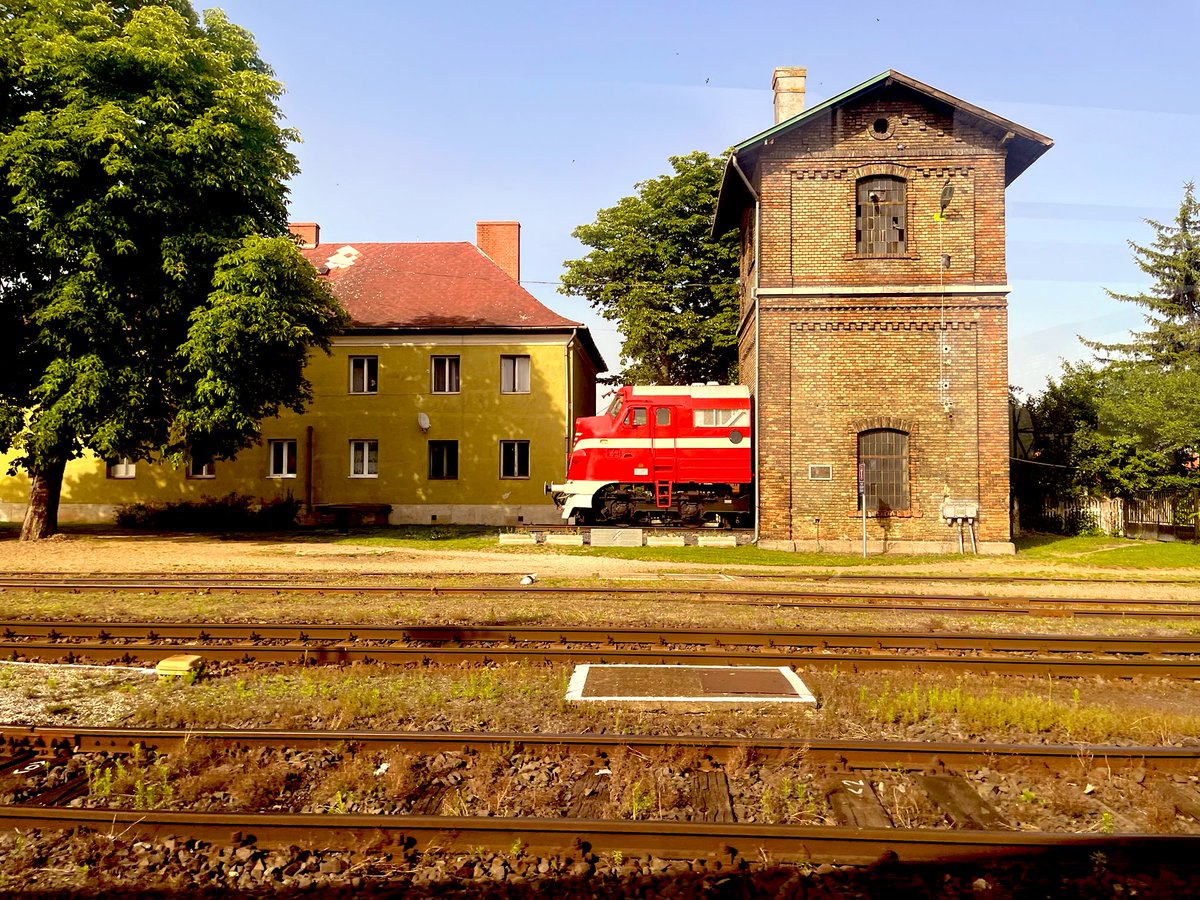 baveshmoorthy's tweet photo. Lovely Hungary…
Never seen such a piece of architecture at a railway station… a gem indeed… #NOHAB
#BahnZeit #TogRejseTid in #Magyarorszag #MagyarPuszta #Tapolca https://t.co/ZcCj8kA6iJ