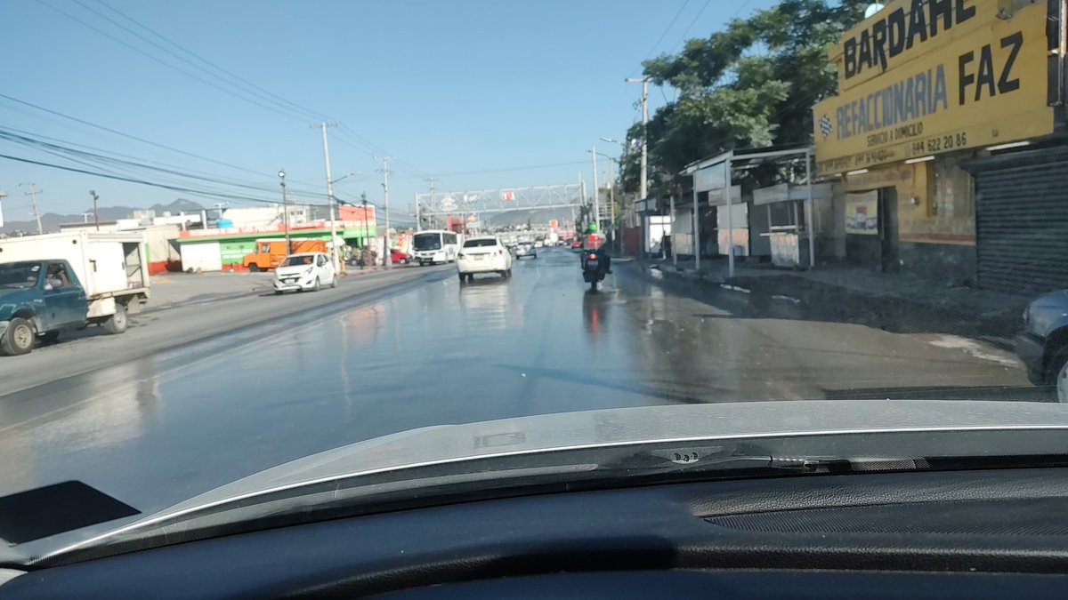 loganelevadores's tweet photo. @AguasdeSaltillo La calle de otilio ya tiene varios días con las alcantarillas tapadas , los peatones que va caminando los mojan los automovilistas al igual que la gente que está esperando el transporte. https://t.co/3g3orYn7gx