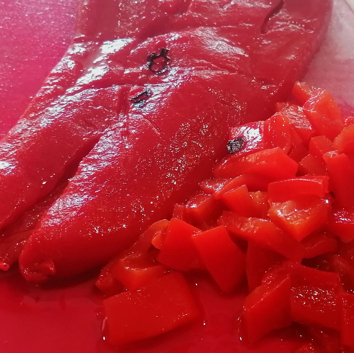 MikeKocht's tweet image. Sommerbedingtes Salat #Twooking auf steirisch:
#Käferbohnen #Grillpaprika (Jung-/Frühlings-) #Zwiebel
Optional noch #Sulz (aka #Sülze)
Geht natürlich gar nicht ohne #Kürbiskernöl

mikekocht.at/2024/07/22/kae…