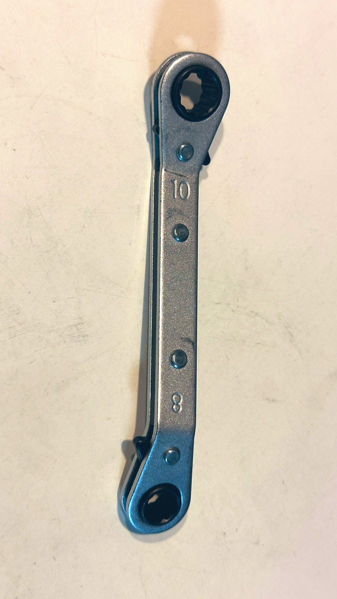 renkuru3399's tweet photo. 元福祉用具専門相談員がオススメする、車椅子のタッグルブレーキの位置調整で活躍するアイテム！

ダイソー製
「ラチェット式レンチ（8＆10mm）」

全長が短いので車椅子下の限られたスペースでも調整がしやすいです。

今まではコンビネーションスパナ使いでしたが約半分の時間で調整完了できます！ https://t.co/ociV4cltrA