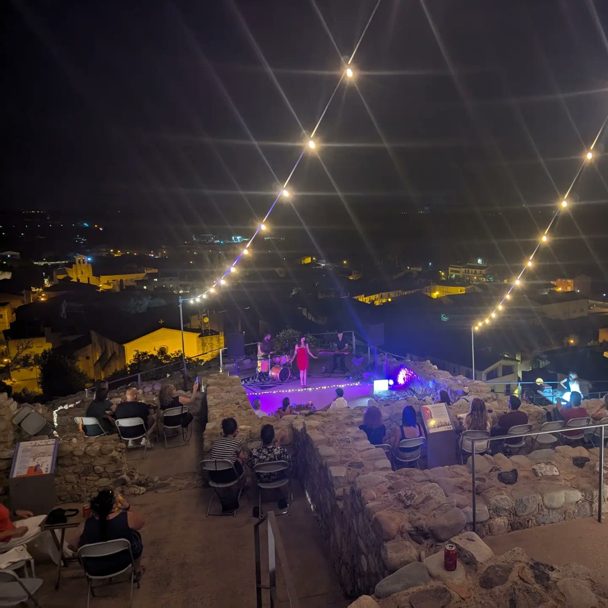 Aj_CerviadeTer's tweet photo. 📸 Les Nits d'Adelaida 2024

✨ Una nit d'estiu al castell plena de soul, jazz i blues amb @AlyAlmaMusic!

🤝 @CerviaAntic i @Aj_CerviadeTer.

#amywinehouse #cerviàdeter #NitsdAdelaida https://t.co/KRky5l9Jje