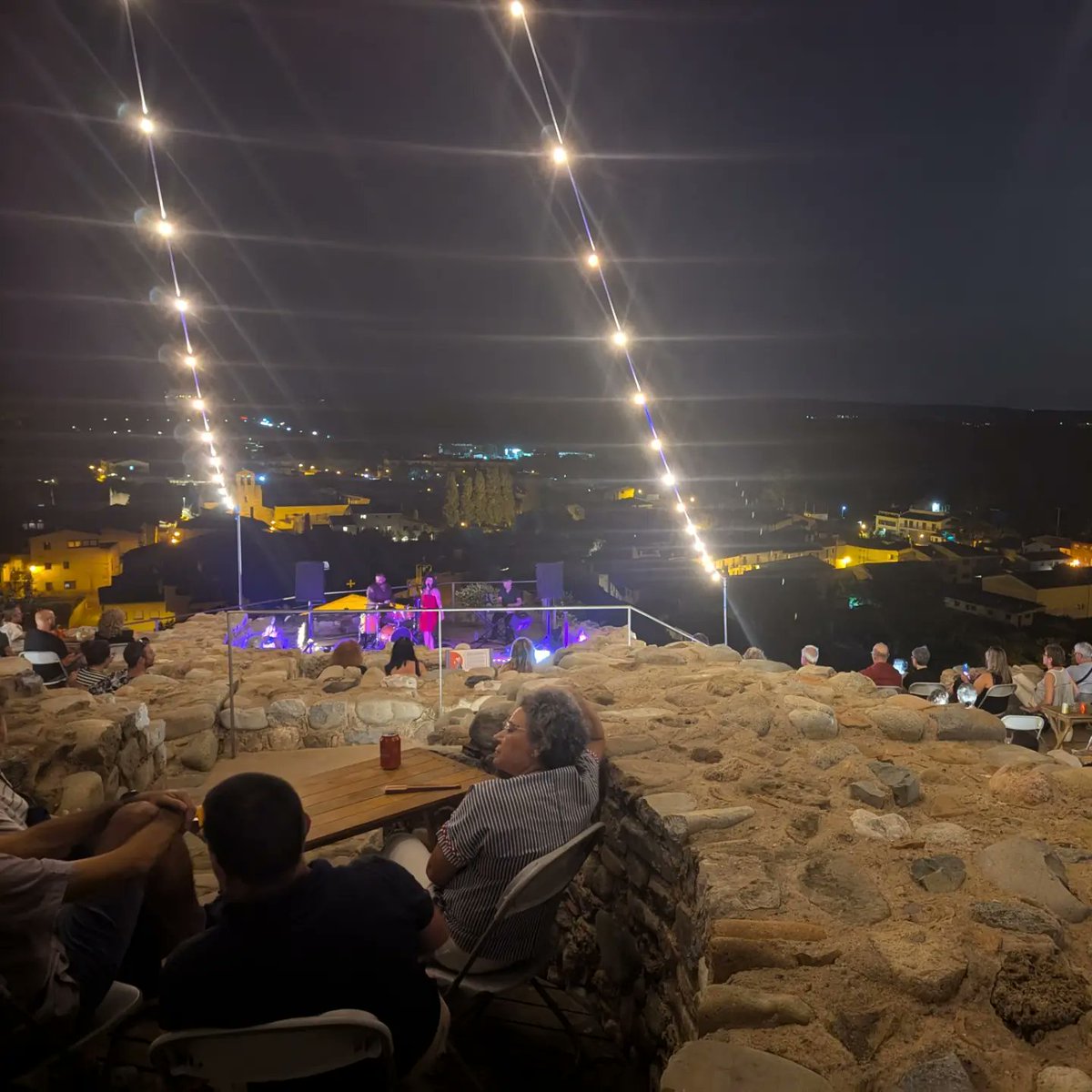 Aj_CerviadeTer's tweet photo. 📸 Les Nits d'Adelaida 2024

✨ Una nit d'estiu al castell plena de soul, jazz i blues amb @AlyAlmaMusic!

🤝 @CerviaAntic i @Aj_CerviadeTer.

#amywinehouse #cerviàdeter #NitsdAdelaida https://t.co/KRky5l9Jje