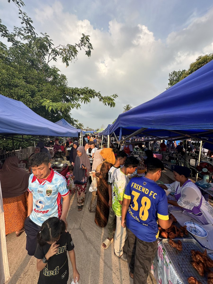 TichilaThaipbs's tweet photo. สำรวจตลาดมูโนะ อ.สุไหงโก-ลก จ.นราธิวาสก่อนครบรอบ1ปีเหตุโกดังพลุระเบิดในตลาดเย็นทุกวันจันทร์เริ่มมีพ่อค้าเเม่ค้ากลับมาค้าขายมากขึ้นเเม้นทท.มาเลเซียยังกลับมาไม่มากนักขณะที่การก่อสร้างบ้านบางหลังซ่อมเเซมเสร็จเเต่บ้านที่เสียหายทั้งหลังยังไม่ได้เริ่มสร้าง @ThaiPBS @ThaiPBSNews https://t.co/AsRVYrbyLr