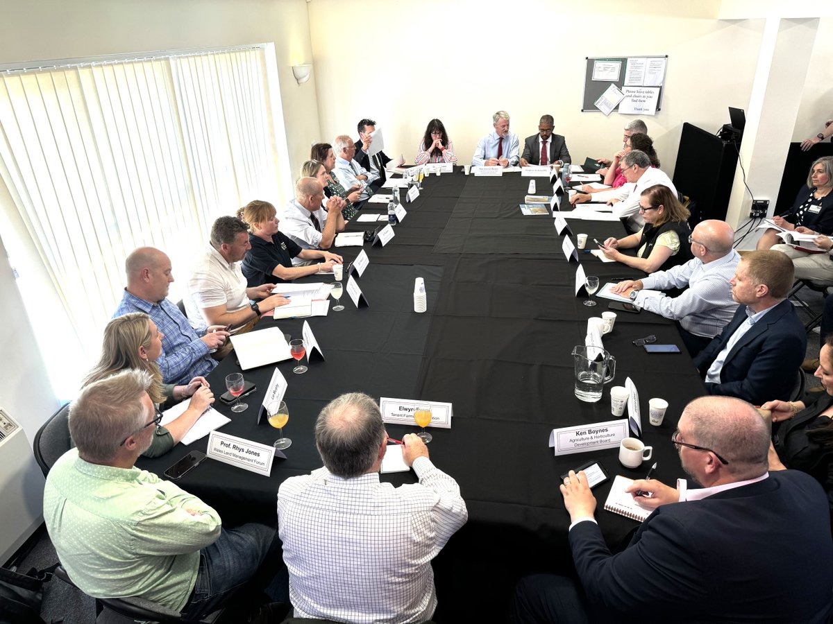 🗣️“Together, we can build a sustainable future for Wales, where our rivers continue to nourish &amp; inspire us all.”

Those were the words from Huw Irranca-Davies, as he &amp; <a href="/PrifWeinidog/">Eluned Morgan</a> hosted the Welsh Government’s fifth river summit at the #RoyalWelshShow

gov.wales/cabinet-secret…