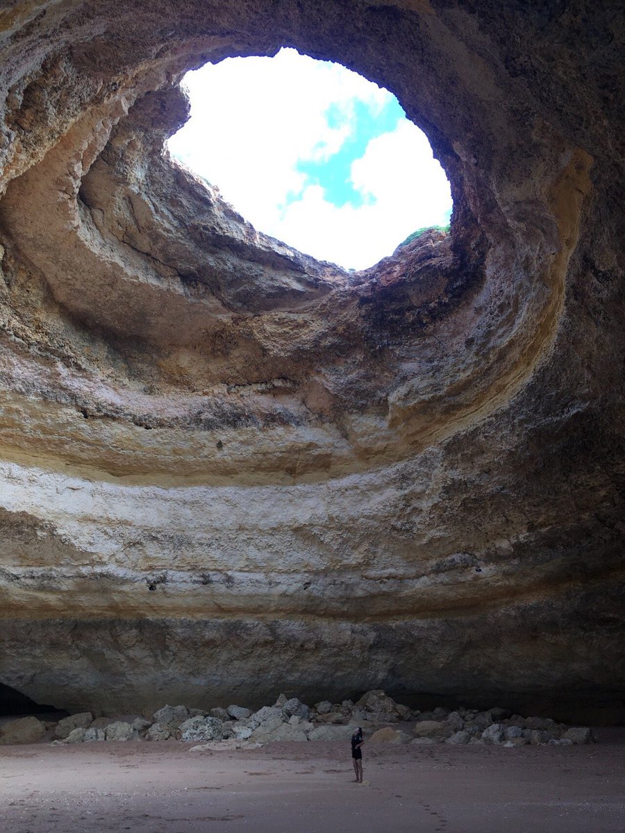 방금 톡파원25시에 포루투갈 남단 알가르베 지역의 보트투어가 나왔는데 오래전에 언니들과 포루투갈 일주할 때 갔던 곳.
보트에서 동굴 깊은곳 비치에 수영해야만 갈 수 있는 그곳을 언니가 소원이라고해서 혼자 수영해서 들어갔던 바로 그곳!!