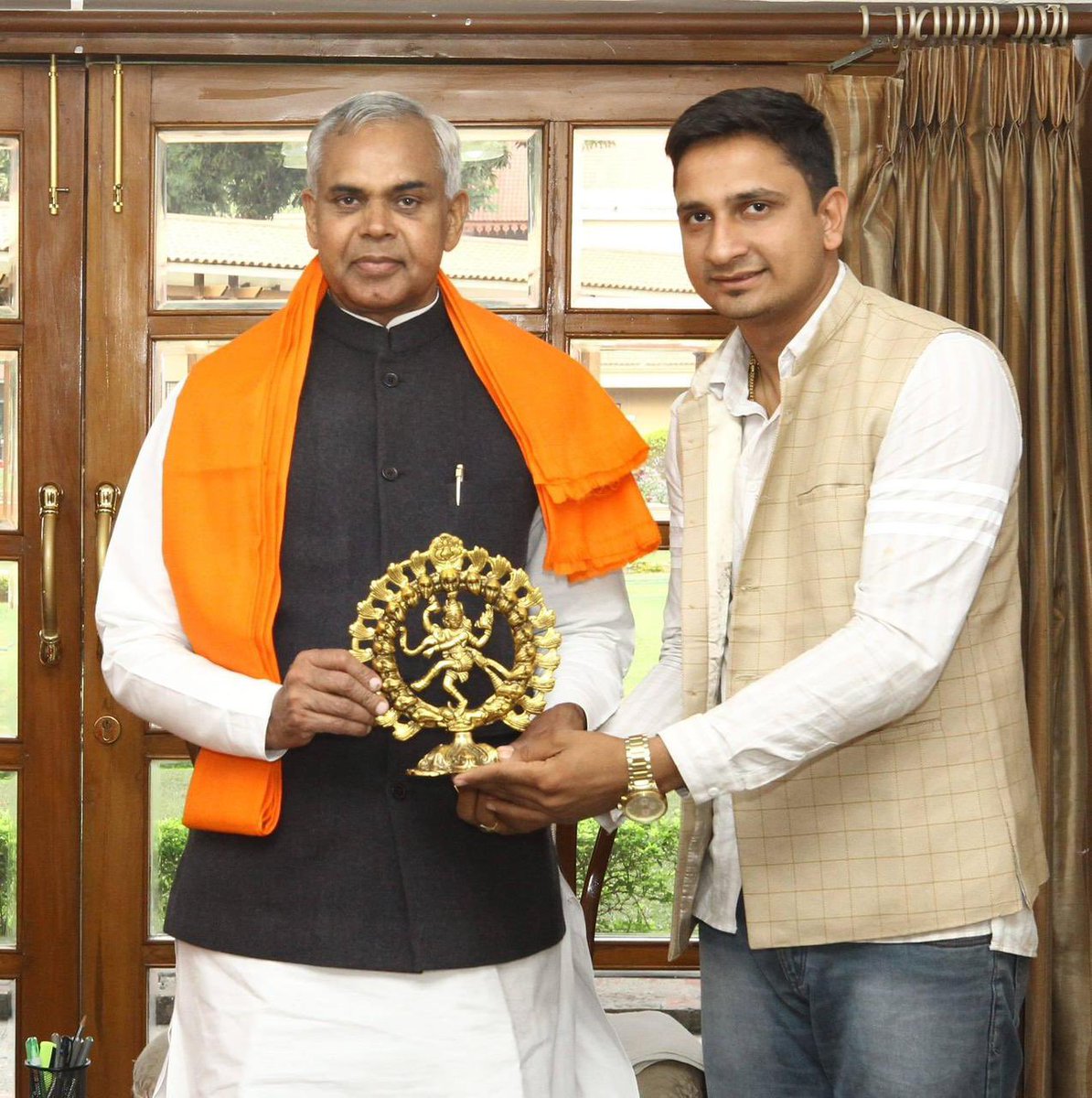 manoj_sorathiya's tweet photo. पिछले तीन महीने से राष्ट्रीय पार्टी आम आदमी पार्टी गुजरात के राज्यपाल 
@GovernorofGuj से मिलने का समय माँग रही है। मगर अब तक नहीं दिया। उनके पास विपक्ष को मिलने का समय नहीं है मगर ड्रग्स पेडलर उनसे कभी भी मिल सकते है ? आज ड्रग्स के साथ पकडे गये विकास के साथ माननीय महिम। https://t.co/yVV51XvS0G