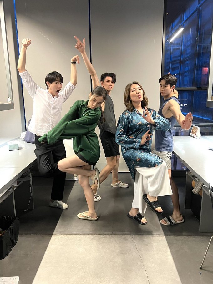 mwbook_'s tweet photo. i miss this family so much 🥺🥺🥺 https://t.co/o0ShINecJl