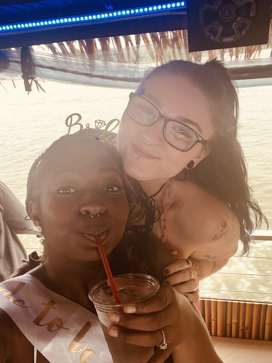 DeaNichols's tweet image. Tiki boat rides 4 the brides &amp;amp; their besties🍹🌞💕 #bachweekend #bachelorette