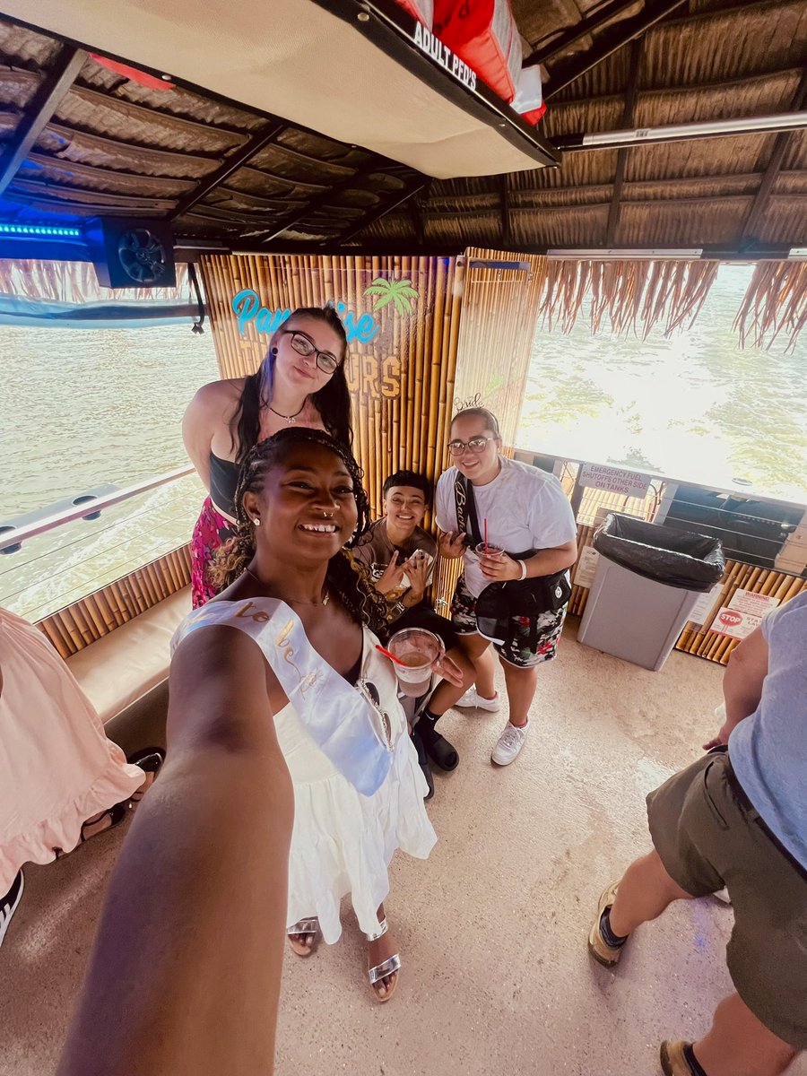 DeaNichols's tweet image. Tiki boat rides 4 the brides &amp;amp; their besties🍹🌞💕 #bachweekend #bachelorette