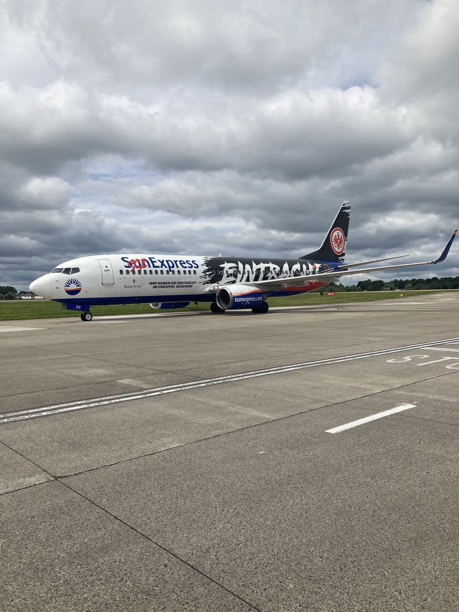 LbaPlane's tweet photo. Sun Express B737-800 TC-SPC after arriving into LBA from Antalya yesterday wearing the Frankfurt Eintracht livery. https://t.co/WWNL8UP42L