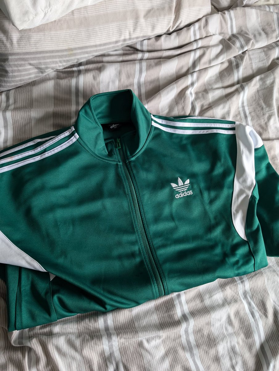 Bazzinho9's tweet image. I've accidentally ordered 2 of these jackets and cba sending it back. 

Gonna give it away instead. 

It's a UK XL. 

Retweet for one entry, tag someone for an additional entry. I'll do a random number generated draw at 2pm tomorrow.