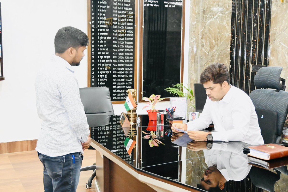 RmeshSpeaks's tweet photo. •आम जनों से मुलाक़ात, ज़िला खनन टास्क फ़ोर्स की एवं राजस्व से संबंधित मामलों की समीक्षा बैठक।
#workingday #DCChatra https://t.co/1wWip83ESd
