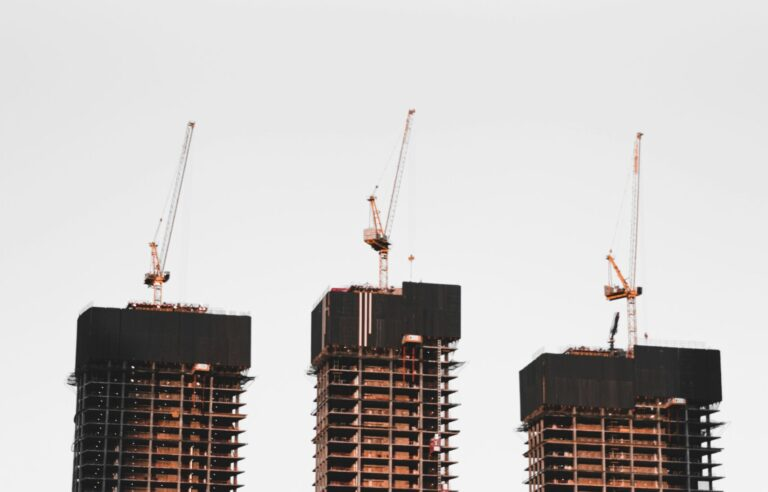 🏦 July 2024 marks the 80th anniversary of the Bretton Woods Agreement.

A new flagship report finds that this system is in urgent need of reform + presents 🔑 policy recs across the 3️⃣ pillars of financial stability, development finance + trade.

🧵⤵️

gdpcenter.org/BW80