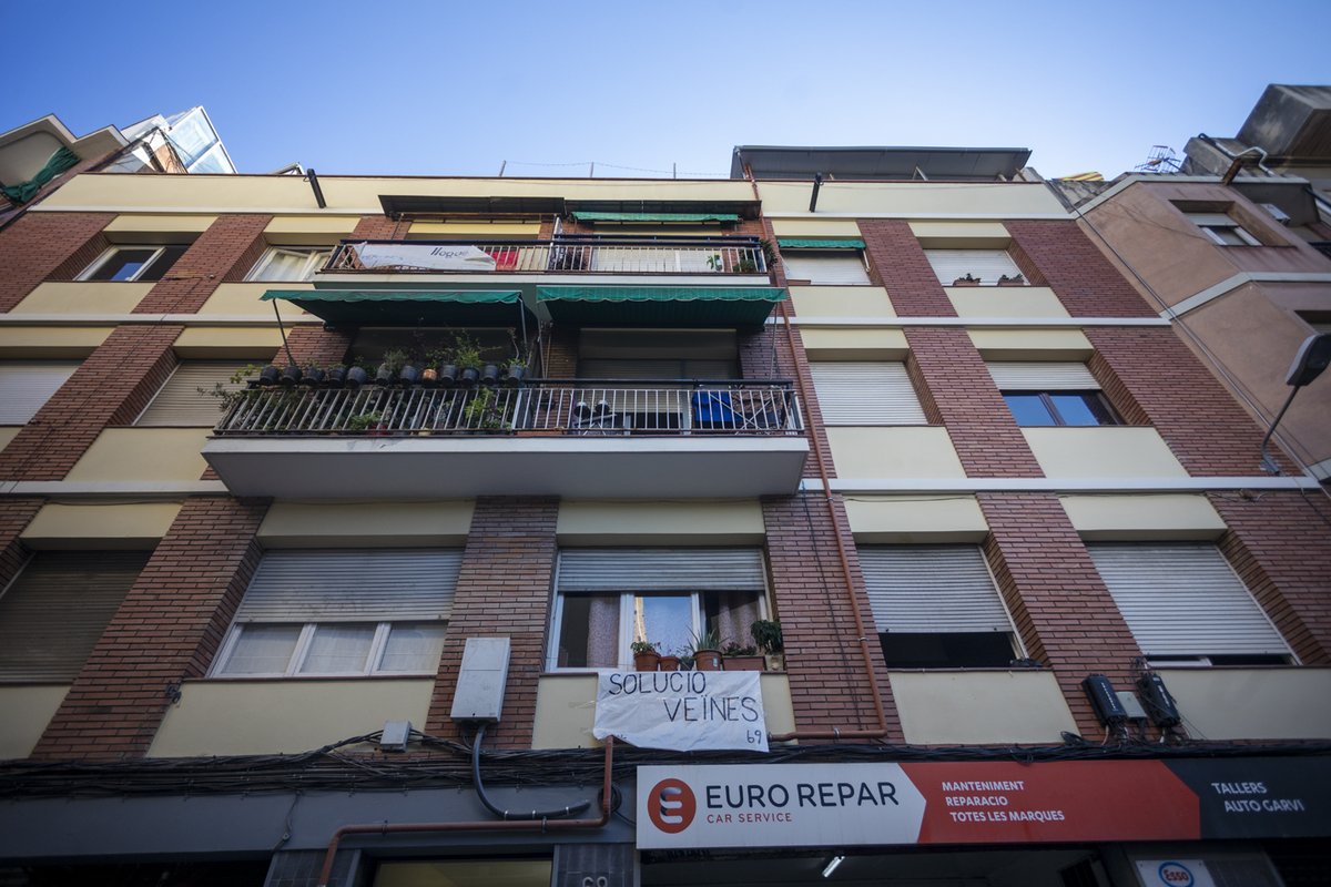 La_Directa's tweet photo. #HABITATGE | El veïnat en situació de vulnerabilitat d'un edifici de #Sants exigeix a l'Ajuntament que l'adquireixi per poder quedar-se a casa https://t.co/tRKOwdSsbn Ho explica @marietasanz amb fotografia d'@_ittos_ https://t.co/sWun3hlTBo