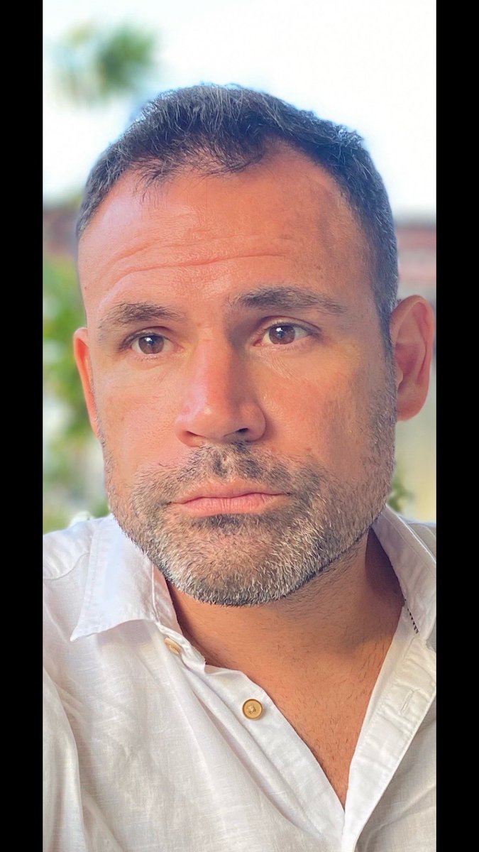 JGFOLY's tweet photo. Ya con mis años vividos, con la vida hecha, ya con poco pelo y con la barba blanca. Con muchos duros golpes que la vida me dió, y aun seguimos adelante! Decidido y enfocado, en el presente, y con la ilusion y esperanza que el futuro sera mejor, mucho mejor! Rendirme? https://t.co/6hVVu7O8ih