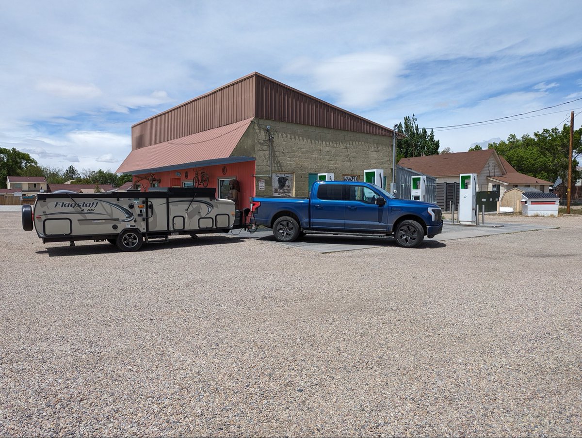 TomB985's tweet photo. @EVPoliticsUSA @murphymike Green River is one of the worst charging bottlenecks in the U.S., but glad you made it through to find a signal.  It’s pretty country out there! https://t.co/z74MftK7Px
