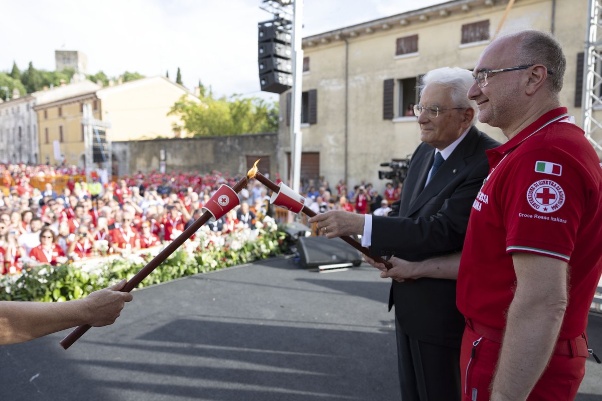 crocerossa's tweet photo. Un mese fa abbiamo celebrato, a Solferino, il nostro 160° alla presenza del Presidente della Repubblica, che ha dato il via alla fiaccolata che ha illuminato le strade fino a Castiglione delle Stiviere.

Grazie a tutti voi che avete reso questo momento indimenticabile! https://t.co/iAWRIxqTKI